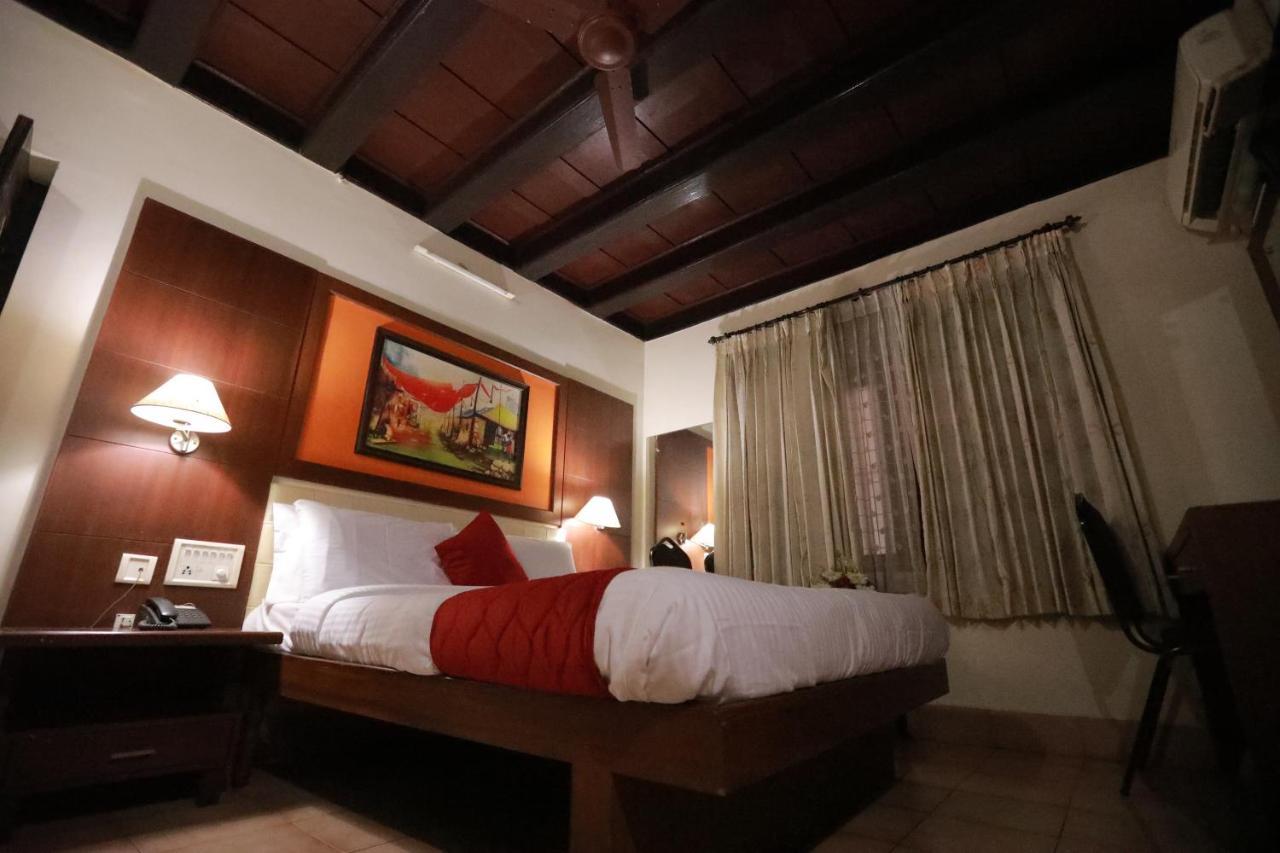 Hotel Peninsula Thrissur Ngoại thất bức ảnh