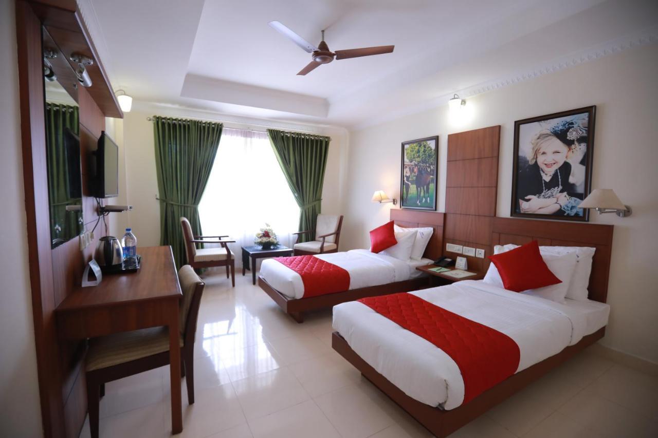 Hotel Peninsula Thrissur Ngoại thất bức ảnh