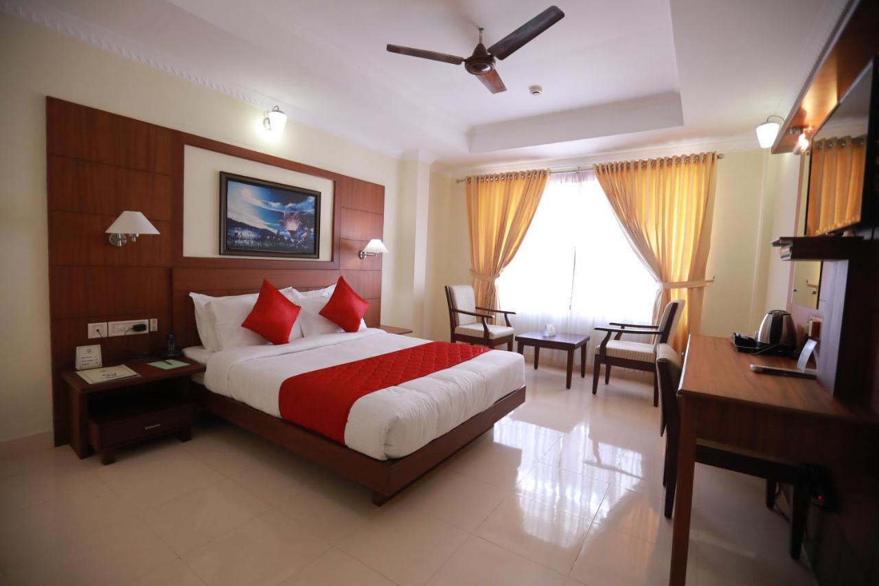 Hotel Peninsula Thrissur Ngoại thất bức ảnh