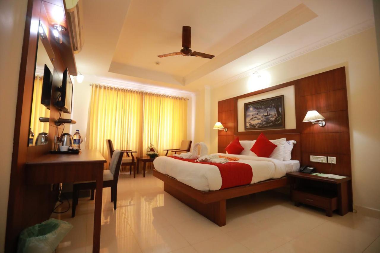 Hotel Peninsula Thrissur Ngoại thất bức ảnh