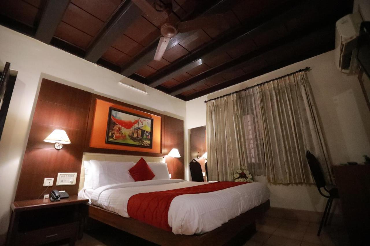 Hotel Peninsula Thrissur Ngoại thất bức ảnh